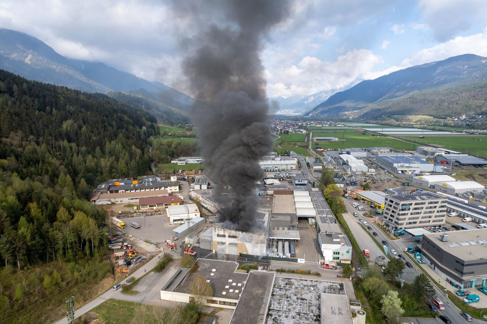 Großbrand mit starker Rauchentwicklung